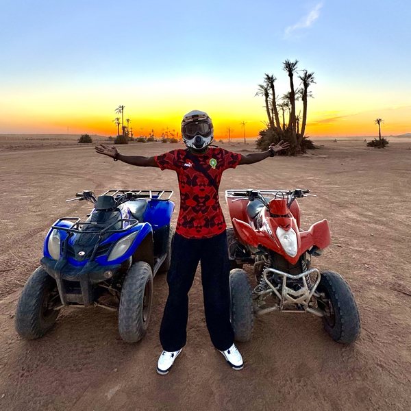 Chxhbr en quad dans le désert
